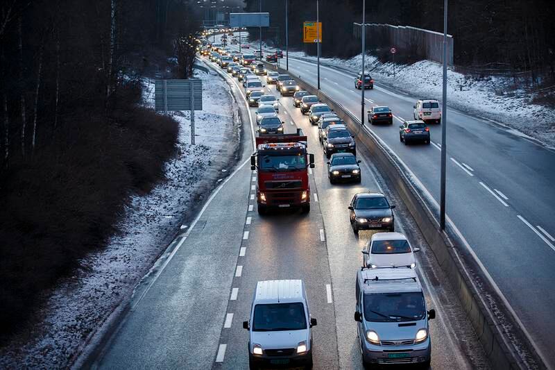 Noe kø før Ryen på Ring3/E6 sørfra til Oslo på grunn av arbeidene i Brynstunnelen. Fra tidlig mandag morgen har tunnelen bare et løp åpent og dermed reduseres kapasiteten i rushtiden med 3.000 biler i timen. Foto: Heiko Junge / NTB scanpix