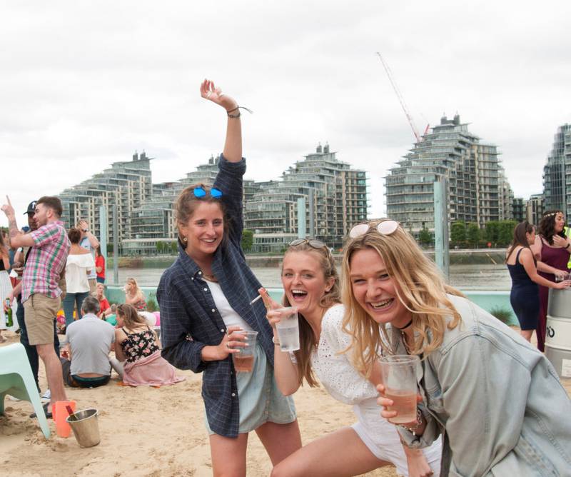 Neverland London holder åpent onsdag-søndag i hele sommer. Gjett om Katie Withers Green (til venstre), Hatty Comyn og Melissa Puckett setter pris på det.