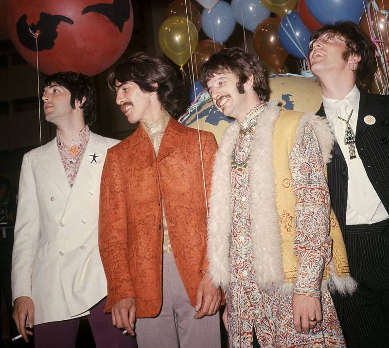 The Beatles før innspillingen av «All You Need Is love», tre uker etter utgivelsen av «Sgt. Peppers Lonely Hearts Club Band».