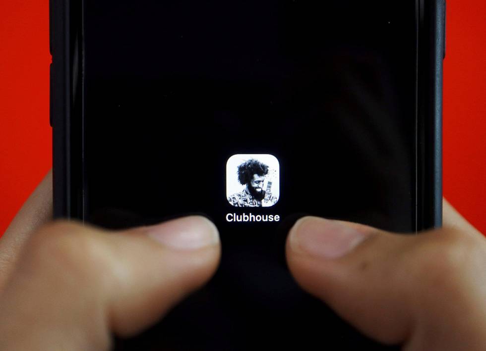 Appen Clubhouse ble lansert i april 2020 i USA, og er en chat-app hvor folk snakker sammen i forskjellige rom med, mens andre lytter. Foto: Florence Lo/NTB