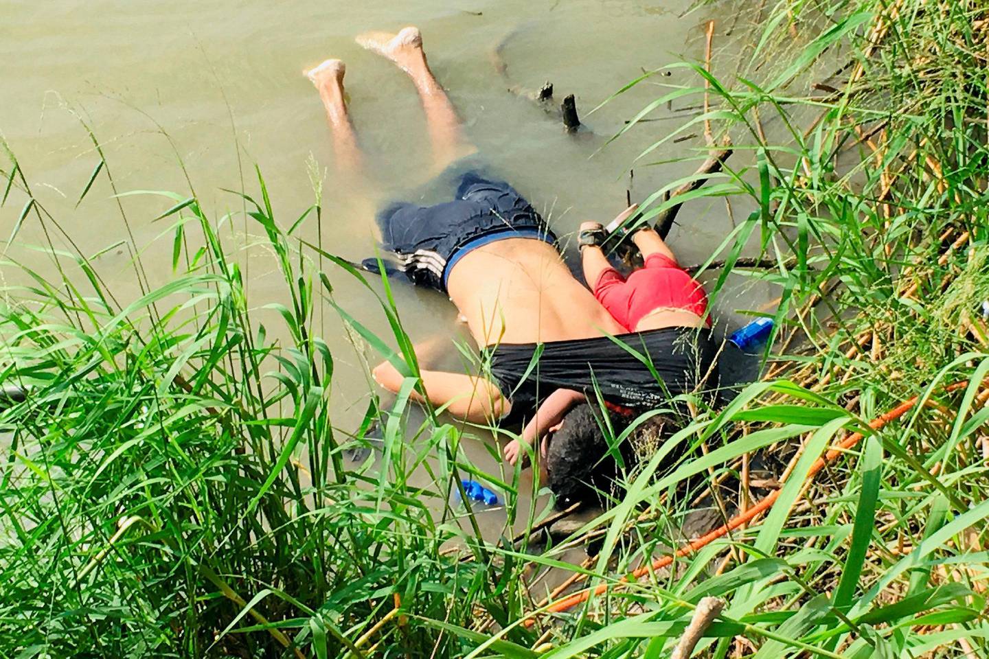 sjokkerte: Oscar Alberto Martínez Ramírez og datteren døde da de forsøkte å krysse Rio Grande. FOTO: NTB SCANPIX