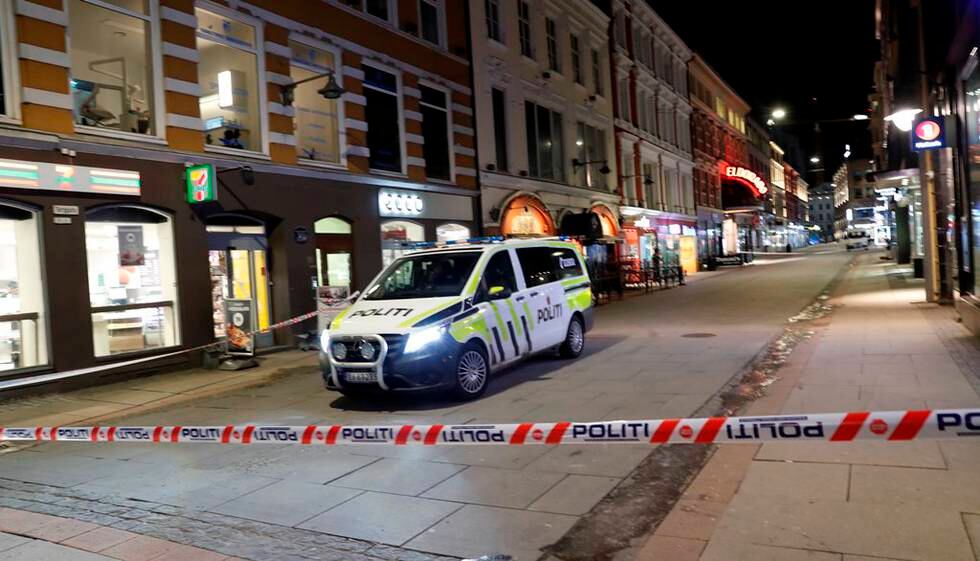 Politiet har sperret av et område i Torggata i Oslo etter at det natt til mandag ble skutt mot et utested.