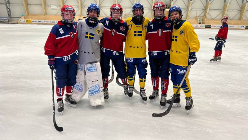 Et par av Norge-spillerne sammen med noen svenske konkurrenter etter kampen torsdag.