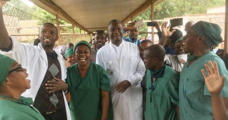 VILL JUBEL: Det var enorm jubel på Panzi-sykehuset i Bukavu øst i Den demokratiske republikken Kongo i går, der     Denis Mukwege ble hyllet. FOTO: KIRKENS NØDHJELP/NTB SCANPIX