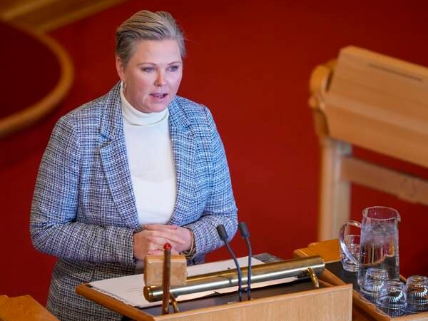 Regjeringen får sterk kritikk for å bruke bistandsmilliarder på flyktninger i Norge