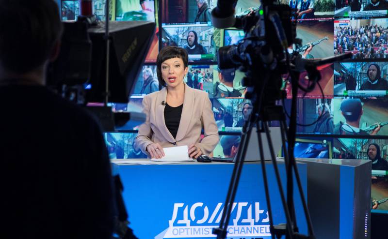 TV Dozhd er den siste uavhengige TV-stasjonen i Russland som sender nyheter og reportasjer uavbrutt hver dag, med kritisk blikk. Her nyhetssankeren Maria Makeyeva i et bilde fra 2014. FOTO: Alexander Zemlianitsjenko/NTB scanpix