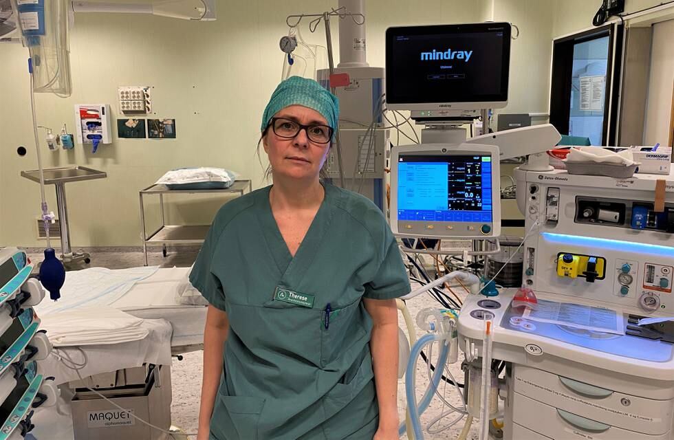 Anestesisykepleier Therese Jenssen Finjarn etterlyser flere spesialsykepleiere. – Vi har fått flere arbeidsoppgaver uten å bli flere.