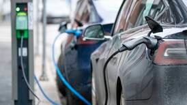 Halvparten støtter kutt i elbilfordeler for dyrere biler