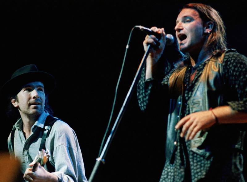 Bono og The Edge under åpningen av «The Josuha Tree Tour» i USA i 1987. Opptak fra en av konsertene er nå med på jubileumsutgaven av albumet.