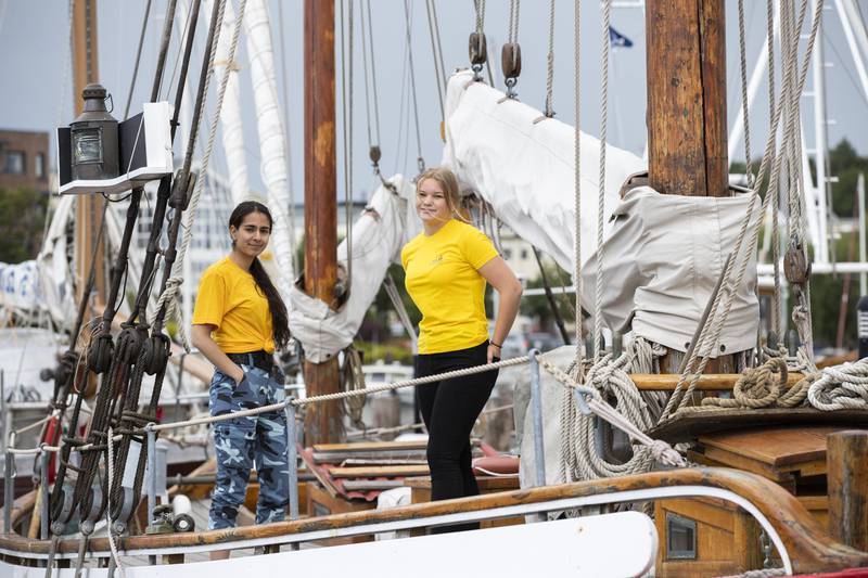 SKIP O'HOI: Liv Nora Frorud (17)  (t.h.) og Denise Saniei (18) setter snart kurs mot Aalborg for å delta i verdens største kappseilas.
Foto: Berit Roald / NTB scanpix  FOTO: Berit Roald / 