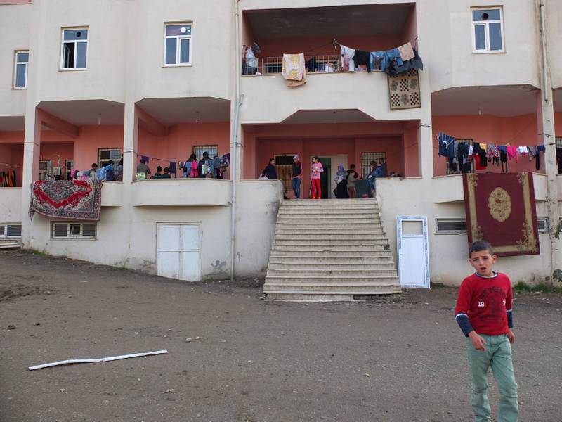 I et tidligere sportsanlegg i Batman i Tyrkia er omkring 300 yazidier innkvartert. De flyktet fra IS i Nord-Irak i fjor, men har en usikker framtid.  FOTO: ANE NORDENTOFT