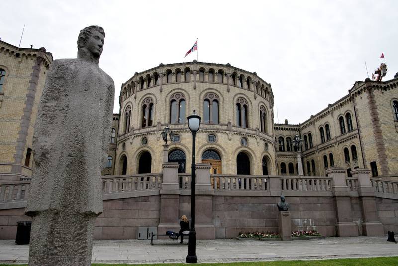 Her står Christian Fredrik, som var Norges konge i 1814. Statuen ble reist i 2014, for å feire at Norges Grunnlov var 200 år. Men det hadde kanskje vært plass til en av forkjemperne for kvinners stemmerett framfor Stortinget også, i anledning 100-årsjubileet for dette i 2013?