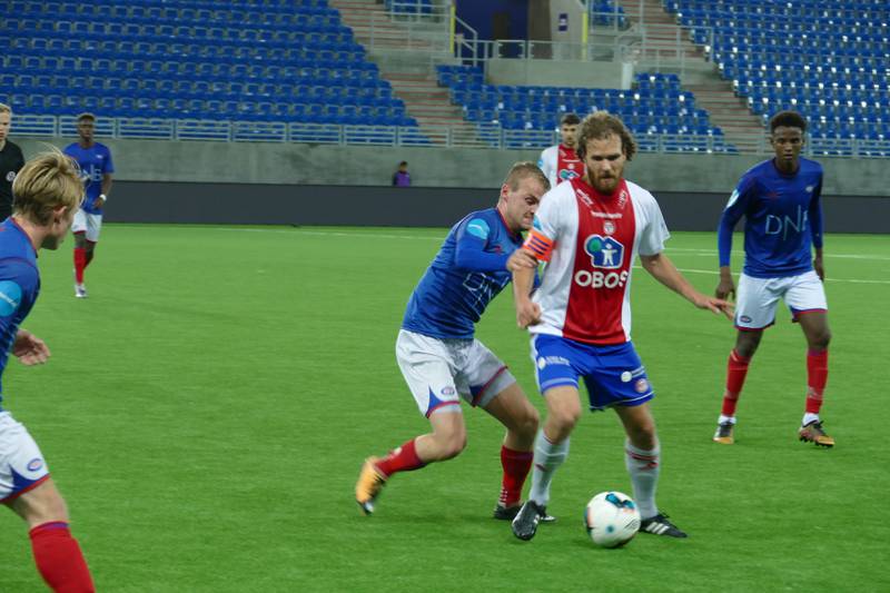 Kampens viktigste spiller, Stian Sortevik i duell med Herman Stengel.