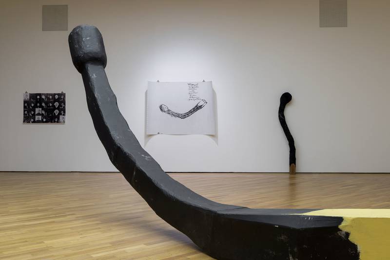 2016 har brakt flere utstillinger som bidrar til en nyskriving av kunst- historien. «Like før. Sidsel Paaske (1937–1980)» på Museet for samtidskunst vises til og med 26. februar. Paaskes fyrstikkskulptur i bakgrunnen, Henrik Olesens kopi av Claes Oldenburgs ikoniske skulptur foran.