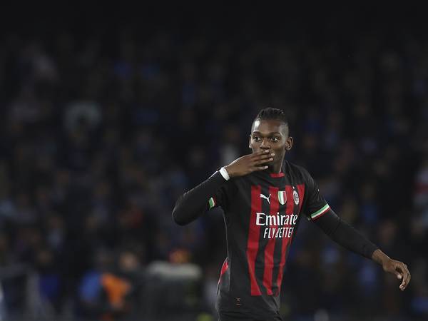 Milan rystet Napoli på bortebane – Leão stoppet måltørken med to mål