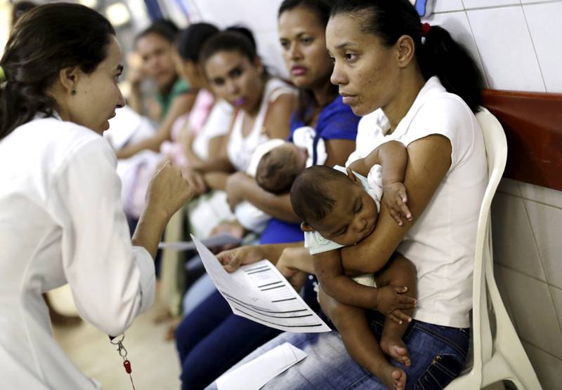 Alle disse mødrene i Recife i Brasil har født barn med mikrocefali, det vil si at hjernen er underutviklet og hodet mindre enn normalt. Kampen mot zikaviruset trappes opp, blant annet ved å bekjempe aedes-myggen. Foreløpig finnes ingen vaksine. FOTO: UESLEI MARCELINO/NTB SCANPIX