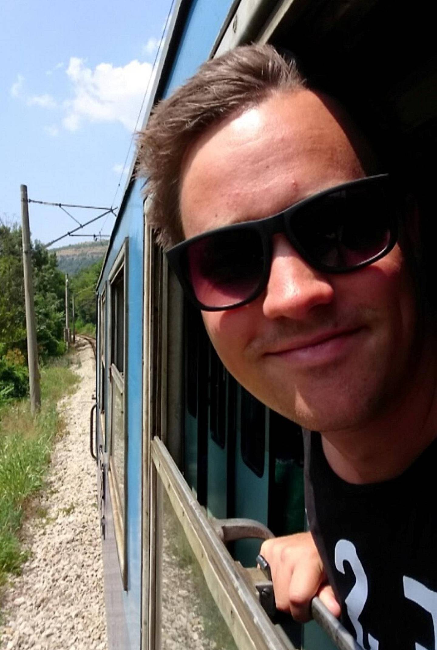 Emil Engebretsen vil reise annerledes når han skal på ferie framover. Her er han på togtur i 2016. FOTO: EMIL ENGEBRETSEN
