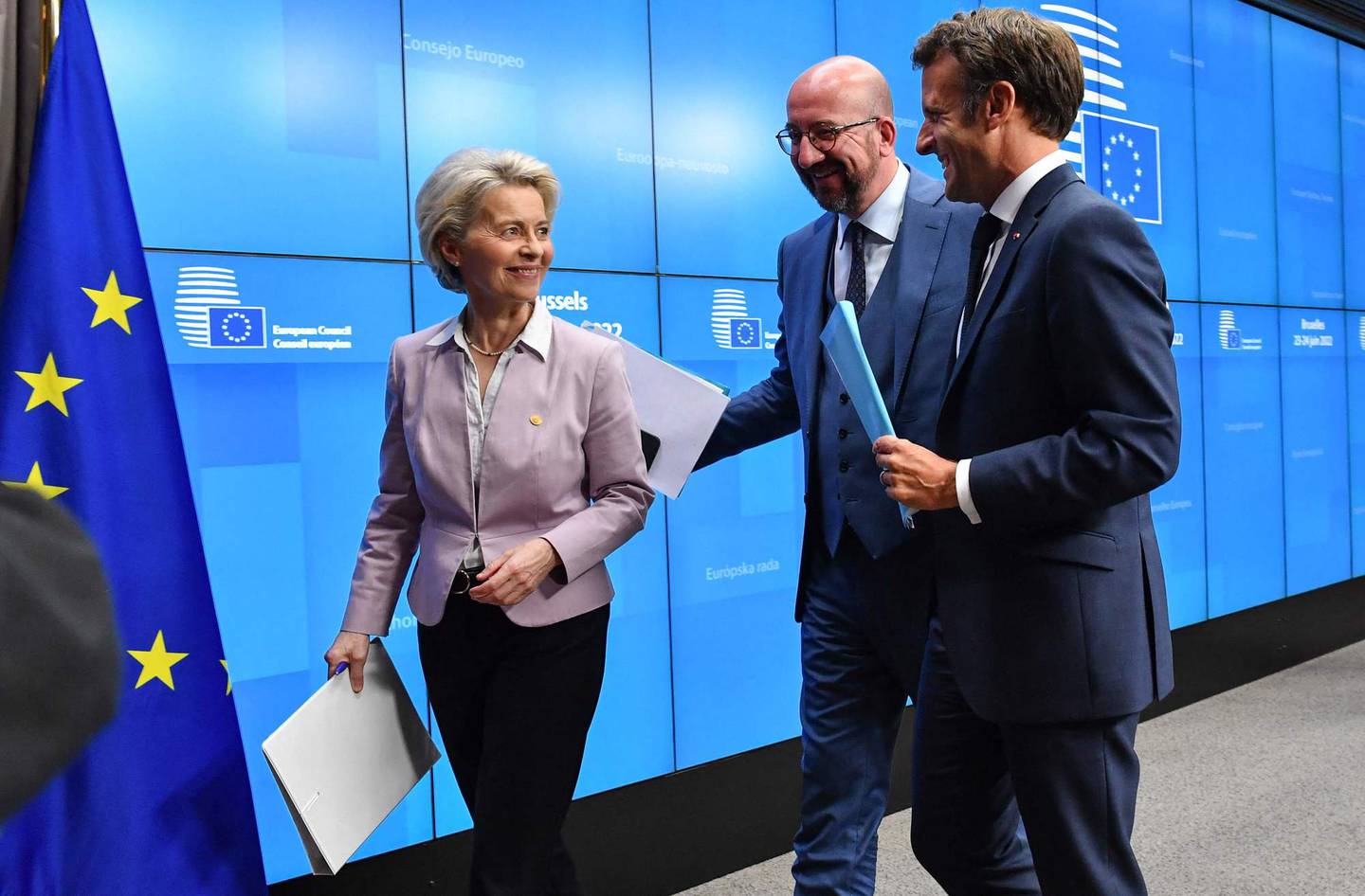 EU-kommisjonens president  Ursula von der Leyen, EU-president Charles Michel og Frankrikes president Emmanuel Macron på EU-toppmøtet i Brussel.