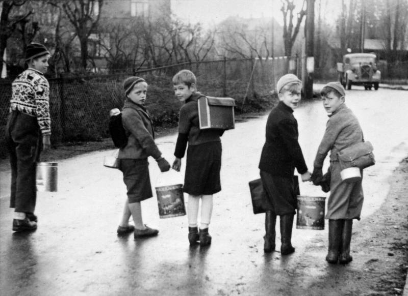 Skoleelever fra Nordstrand skole i Oslo i februar 1945. Her har de hentet havresuppe, såkalt «svenskesuppe» i store spann, og er på vei til skolen.