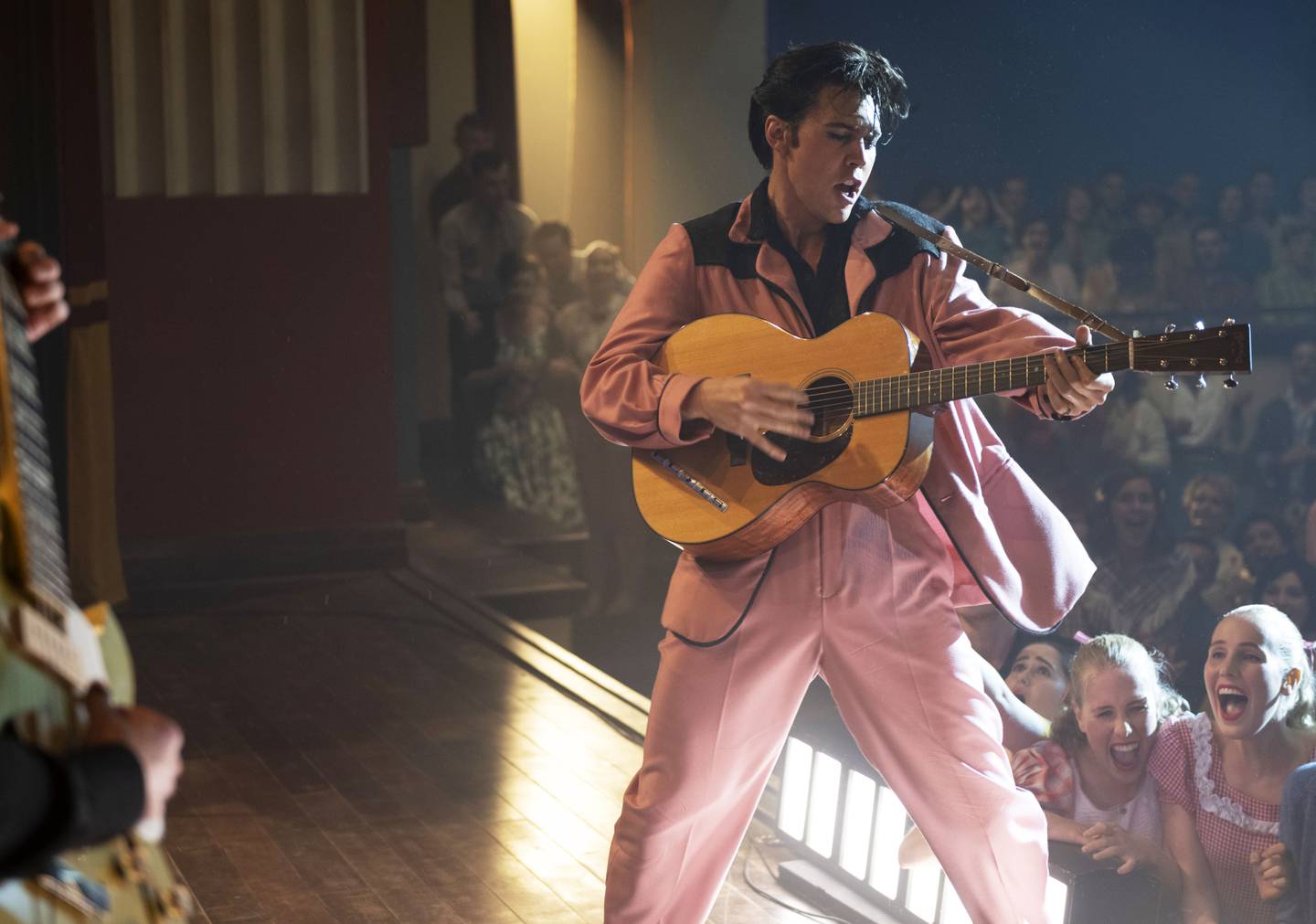 Austin Butler spiller Elvis Presley i Baz Luhrmanns biografiske «Elvis»-film, som topper kinobesøkslistene her til lands. Foto: Warner Bros