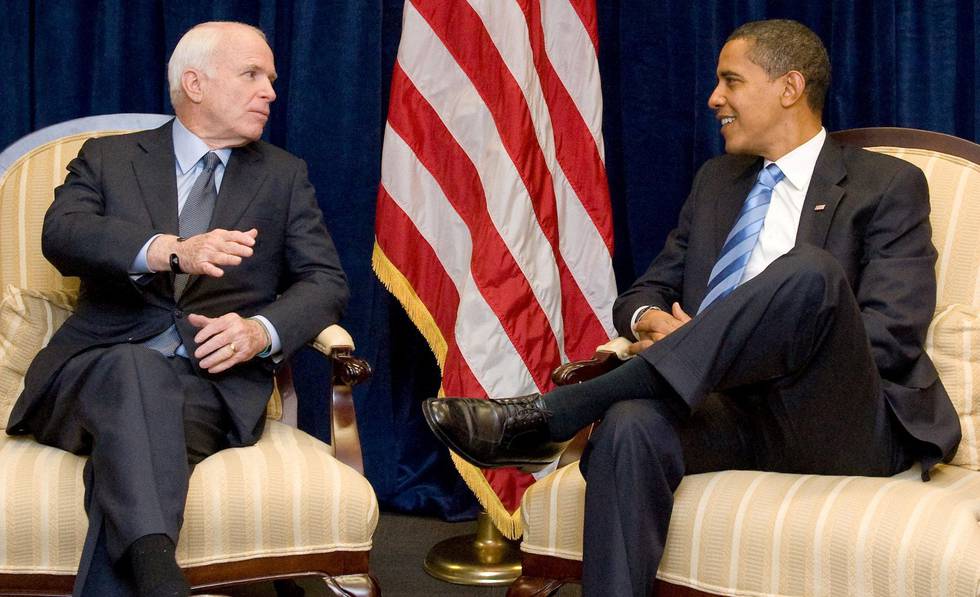 BEDRE LIKT: «På noen måter var Barack Obama «farligere» enn Trump: han var så karismatisk at assosiasjonen med USA i norsk offentlighet stort sett forble positiv, til tross for alt det negative Obamas administrasjon gjorde i USAs navn. Det samme har vi sett de siste ukene med hyllesten av John McCain», skriver Minda Holm. Her fra et møte mellom Obama og McCain i 2008, like etter at Obama hadde vunnet valget. FOTO: SAUL LOEB/NTB SCANPIX