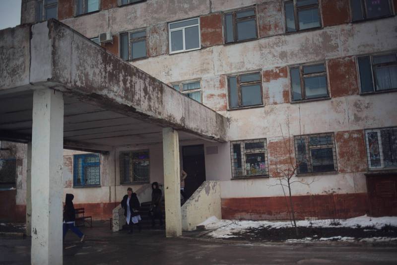 Denne massive og nedslitte sovjetbygningen huser barnesykehuset i Horlivka. Her kommer foreldre med barn som frykter svineinfluensa.