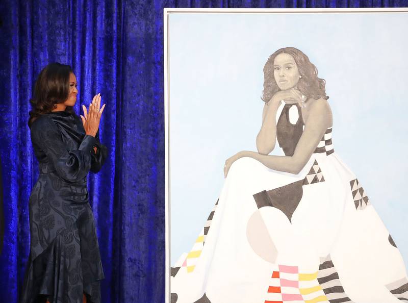 Michelle Obama med sitt portrett.