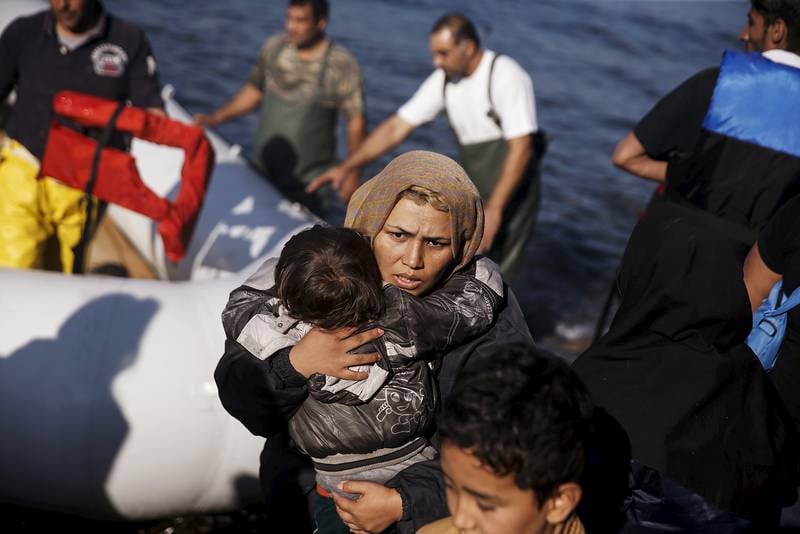 En flyktning holder barnet sitt idet en båt med flyktninger/migranter kom til lands på den greske øya Lesbos fredag. Bare i 2015 har 590.000 mennesker krysset grensen til Hellas. Integrerings- og mangfoldsdirektoratet har bedt Stavanger kommune ta imot flere flyktninger.