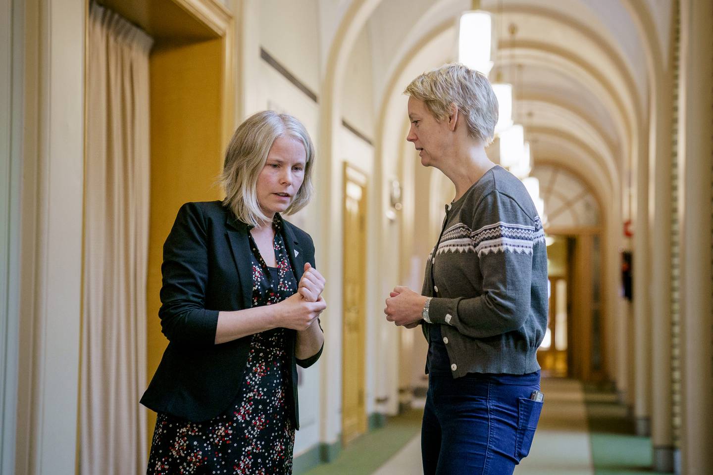 Kirsti Bergstø (t.v.) får støtte frå Ingrid Fiskaa (t.h.) i leiarkampen i SV.
Foto: Stian Lysberg Solum / NTB / NPK