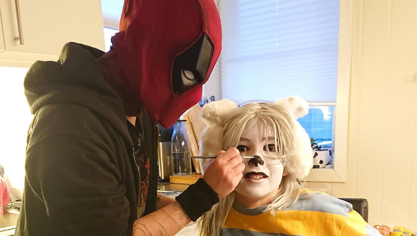 Kitane Logan Kinvares, her som Marvel-antihelten Deadpool, prøvesminker Nikolai S. Svendsen (12) som er utkledd som Temmie fra videospillet «Undertale». FOTO: PRIVAT