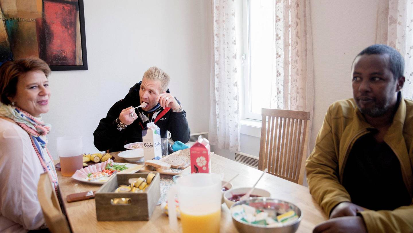 morgenfugler: Tommy Hänninen (27) og Abdi Hakiim (49) slår av en prat med byråd Tone Tellevik Dahl ved frokosten på Marcus Thranes hus på Torshov.