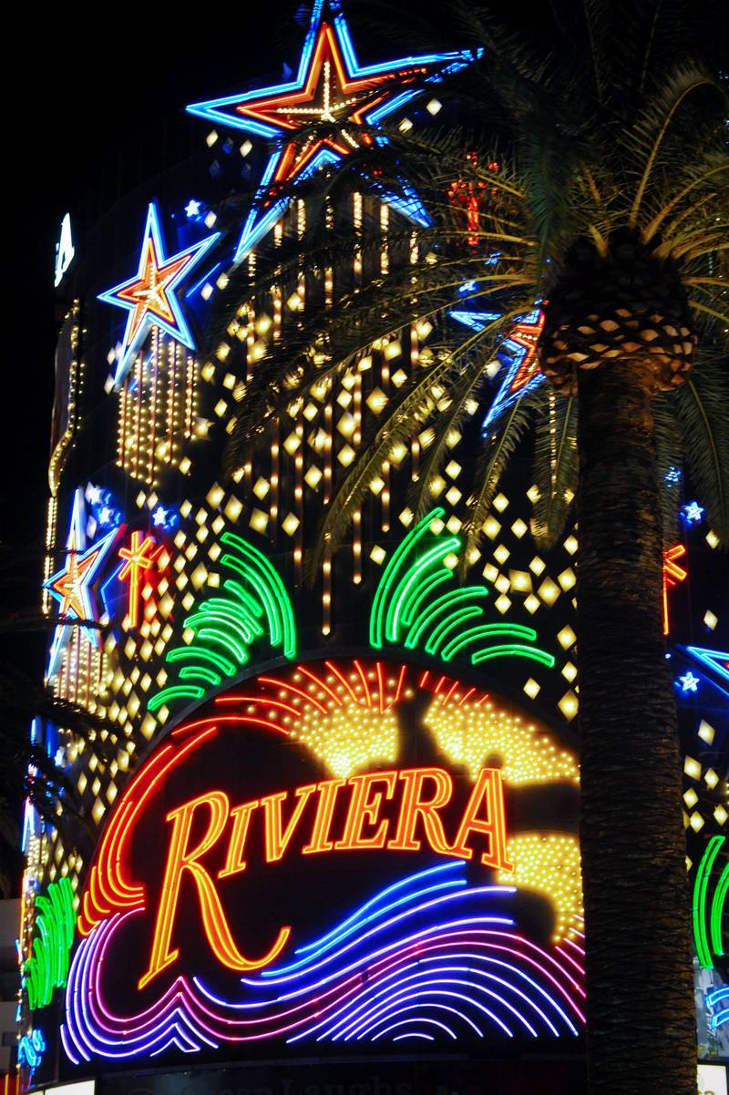 Hotel og Casino Riviera åpnet i 1955 og ble stengt tidligere i år etter 60 år i drift. Alle de store, fra Dolly Parton og Elvis til Frank Sinatra har opptrådt her. FOTO: THOMAS KOLBEIN BJØRK OLSEN