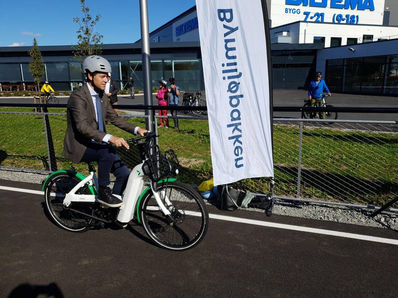 Samferdselesminister Knut Arild Hareide tester andre delstrekning av Sykkelstamvegen.