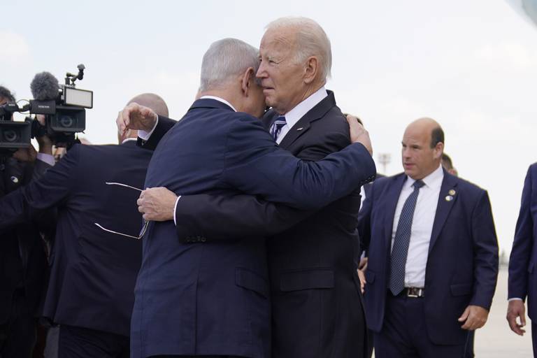 Israels statsminister Benjamin Netanyahu omfavner USAs president Joe Biden på Ben Gurion-flyplassen i Israel onsdag.