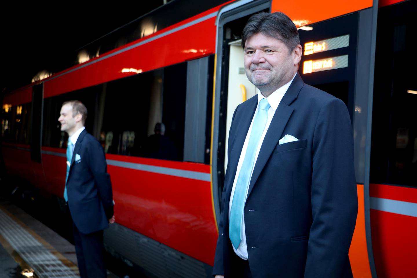 Kundeserviceansvarlig i Go-Ahead, Ole Andreas Skårland ønsket passasjerene velkomne på toget.