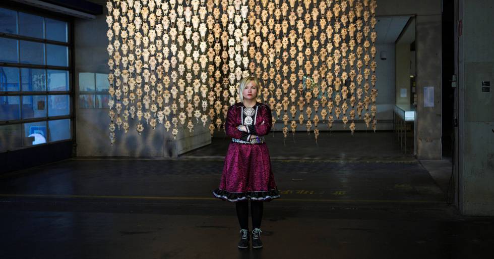 Máret Ánne Sara foran verket sitt på Documenta 14, verdens største utstilling i tyske Kassel tidligere i år. Nå setter hun opp «Pile O' Sápmi» foran Stortinget.
