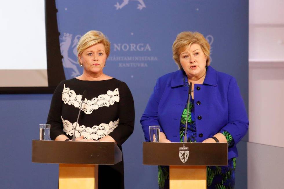 Erna Solberg og Siv Jensen holder pressekonferanse på Statsministerens kontor torsdag ettermiddag.