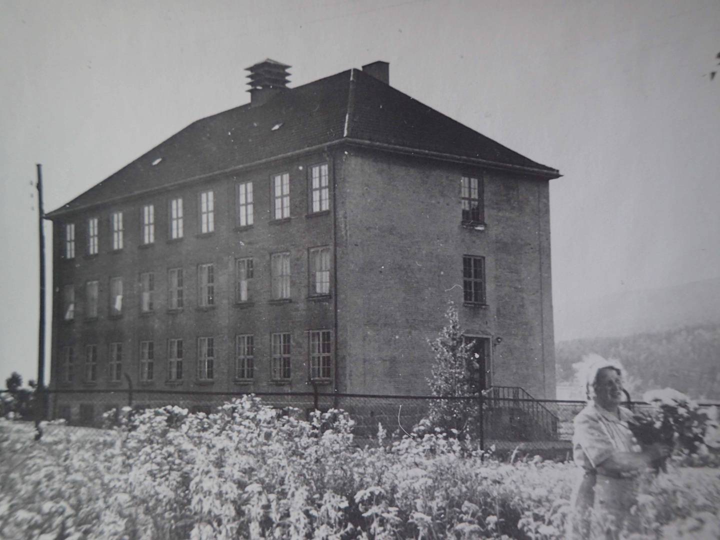 Åssiden skole har blitt gjenoppbygd etter brannen under 2. verdenskrig og har fått en ekstra etasje. De karakteristiske sidefløyene kom først i 1957. Utlånt fra Tor Adler Knudsens fotosamling. 19.05.21.-126
