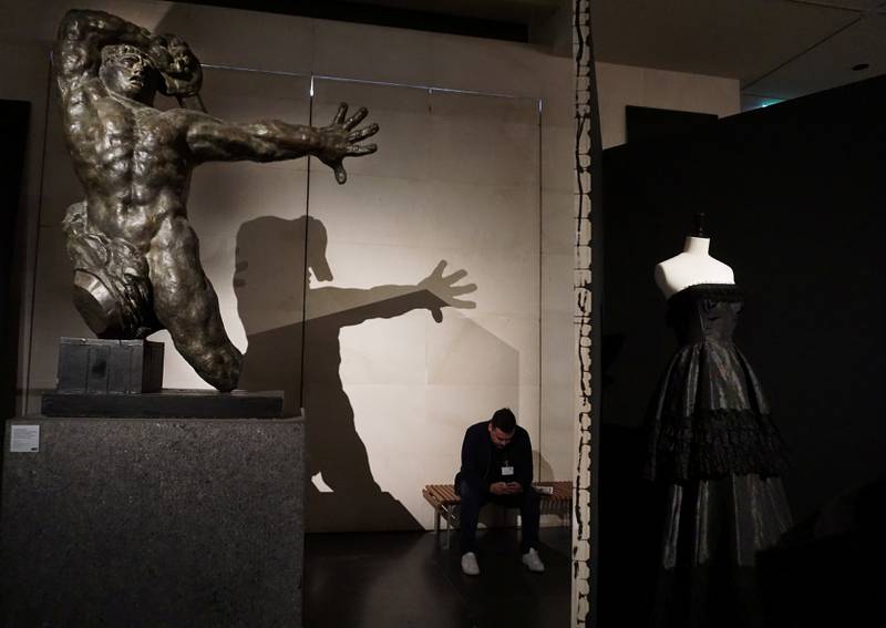 Antoine Bourdelles skulpturer møter moteskaperen Balenciagas lekre, sorte kreasjoner på Musee Bourdelle. 