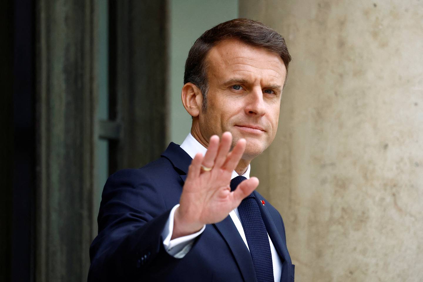 French President Emmanuel Macron waves to journalists before the arrival of Lebanon's caretaker Prime Minister Najib Mikati for a meeting at the Elysee Palace in Paris, France, April 19, 2024. REUTERS/Sarah Meyssonnier