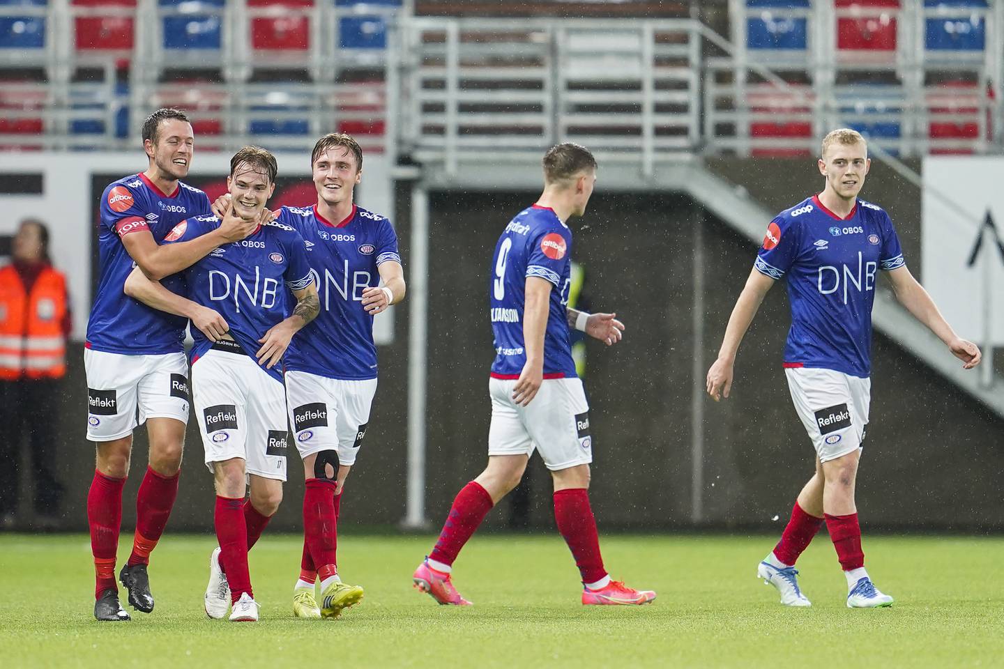 Vålerenga feirer Tobias Christensens 2-0-scoring under eliteseriekampen mellom Vålerenga og Strømsgodset på Intility Arena.