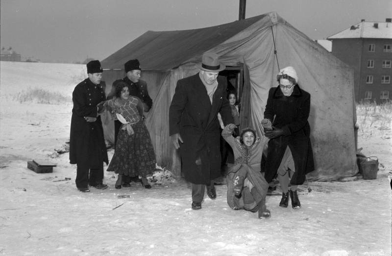 Hjerteskjærende scener utspant seg lille julaften 1955, da Oslo Barnevernsnemd og politiet førte bort de seks barna til Franz og Marie Josef Czardas. FOTO: NTB SCANPIX