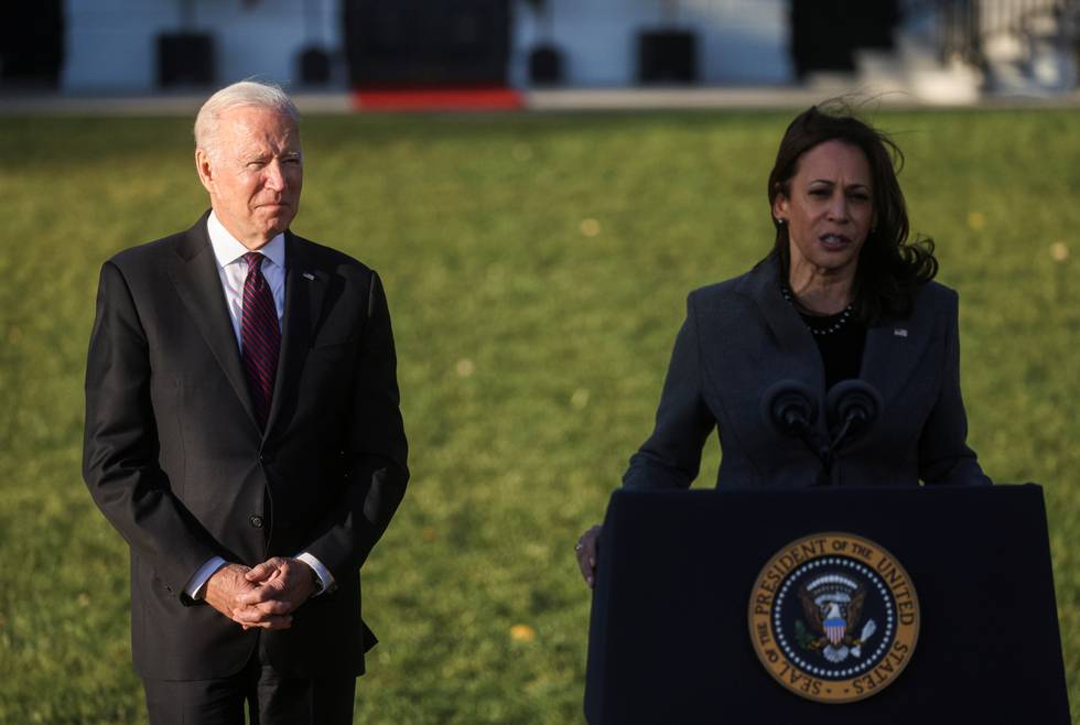 USAs visepresident Kamala Harris holder en tale utenfor Det hvite hus, sammen med president Joe Biden, tidligere i november.