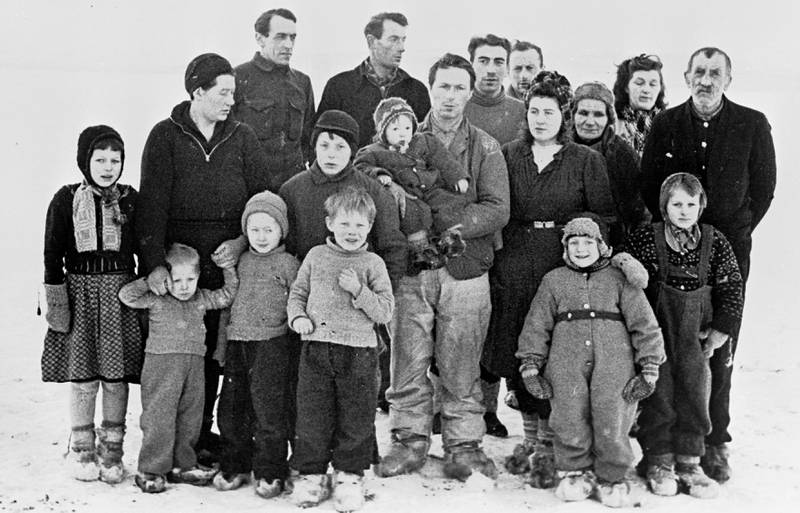 Et helt folk var på flukt fra tyskerne vinteren 1944-1945. Her en gruppe flyktninger fra Alta, som lå i skjul på  Finnmarksvidda i tre måneder. Her er de vel framme i Sverige.