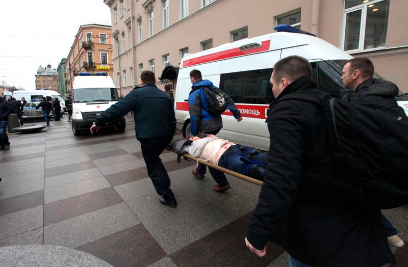 Russiske myndigheter bekrefter at ti mennesker ble drept i eksplosjonen på T-banen i St. Petersburg mandag. 
