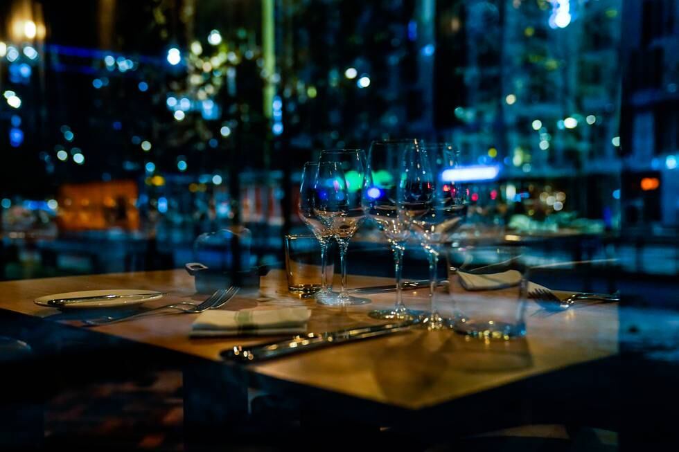 Dekket bord i en restaurant i Bjørvika i Oslo. På grunn av restriksjoner for å hindre spredning av koronavirus er det innført skjenkestopp og flere restauranter har valgt å stenge.