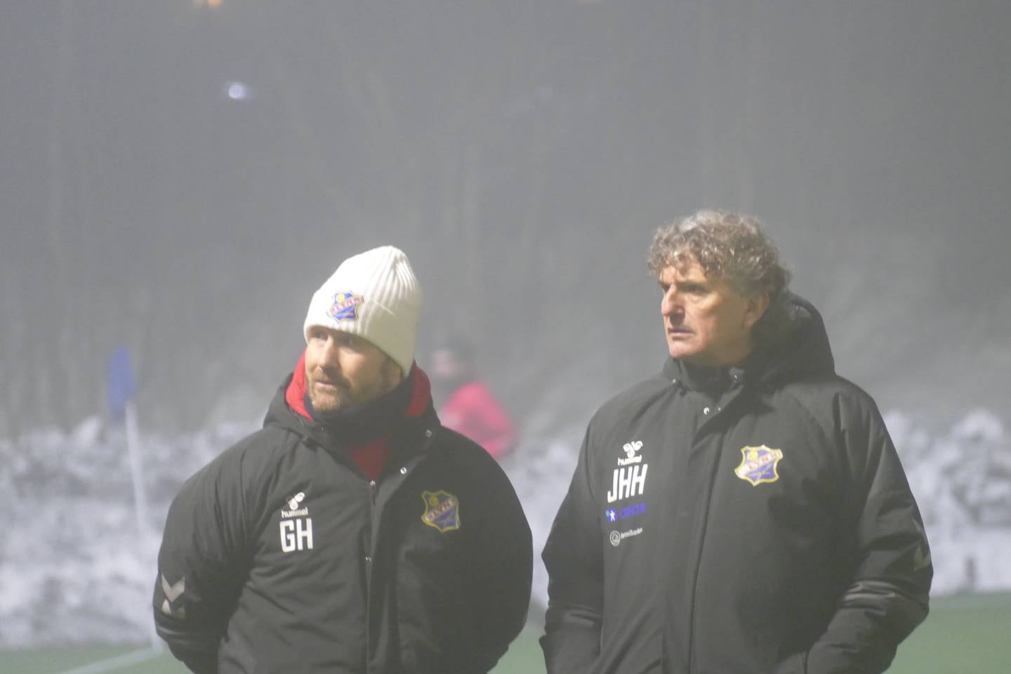 Lyns sportssjef Glenn Hartmann sammen med trener Jan Halvor Halvorsen i tåka på Grefsen stadion.