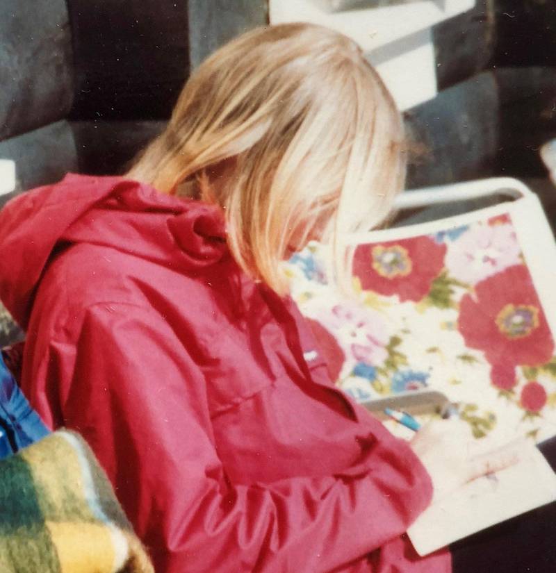 1980, Med penn og papir: Uansett om vi var på ferie eller hjemme – brevskriving var en av de viktigste og morsomste tingene jeg gjorde.   FOTO: PRIVAT