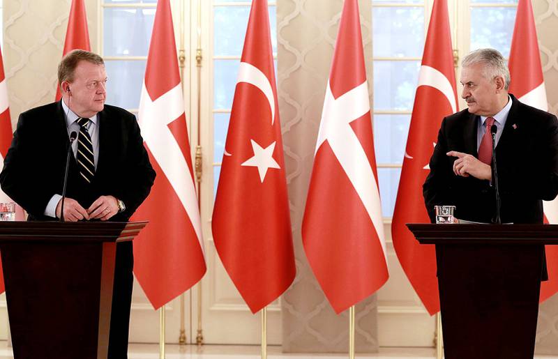 Danmarks statsminister Lars Lokke Rasmussen (t.v.) har avlyst mandagens møte med sin tyrkiske statsministerkollega Binali Yildirim.