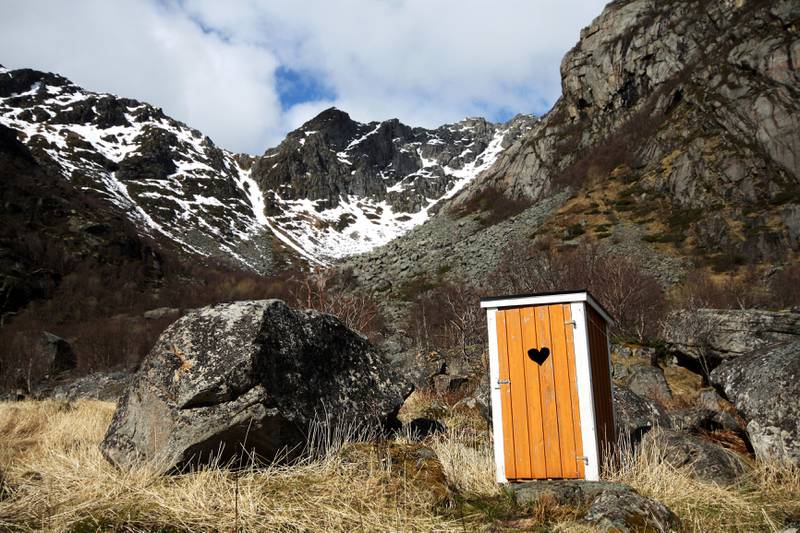 En ensom utedass i Lofotens ville verden. Mangel på toaletter gjør deler av øyriket til en bedriten opplevelse i turistsesongen, melder NRK. FOTO: CHRISTINE BAGLO